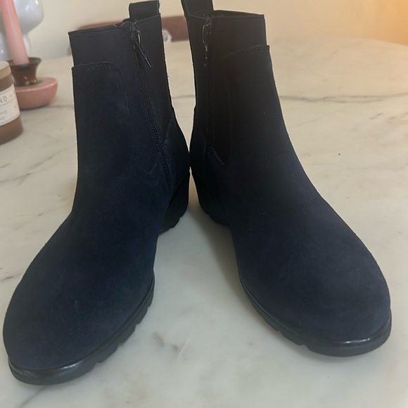 AEROSOLES Shoes - Aerosoles Suede Navy Blue/Black ankle bootie size 6